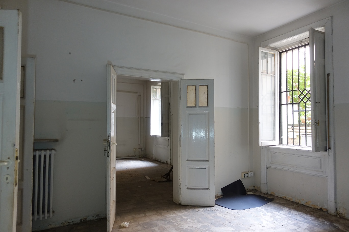 Appartamento con ingresso indipendente di 5 vani senza ascensore e giardino, scala U, piano T. Dati catastali [N.C.E.U.]: cat.A/2, fg. 926, part. 70-152, sub. 611. Sup cat. 151. Piena proprietà lotto libero.