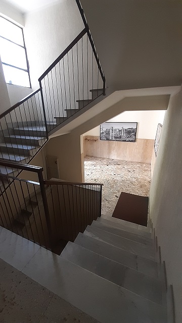 Appartamento int.1 di 4 vani con ascensore, balcone e cantina n.1 di 9 mq catastali, scala A, piano T. Dati catastali [N.C.E.U.]: cat.A/3, fg. 853, part. 50, sub. 515; cat.C/2, fg. 853, part. 50, sub. 516. Sup cat. 71+9. Piena proprietà lotto libero.