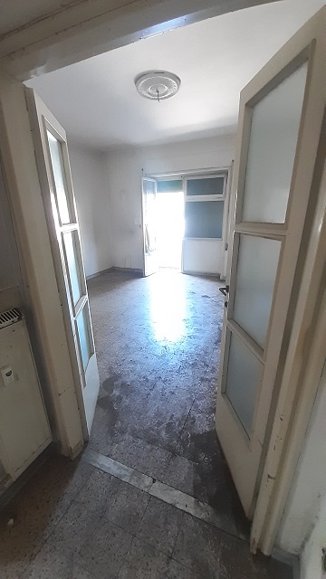 Appartamento int.1 di 4 vani con ascensore, balcone e cantina n.1 di 9 mq catastali, scala A, piano T. Dati catastali [N.C.E.U.]: cat.A/3, fg. 853, part. 50, sub. 515; cat.C/2, fg. 853, part. 50, sub. 516. Sup cat. 71+9. Piena proprietà lotto libero.