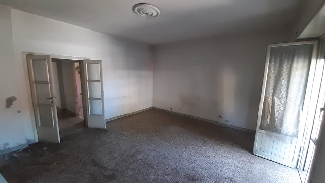 Appartamento int.1 di 4 vani con ascensore, balcone e cantina n.1 di 9 mq catastali, scala A, piano T. Dati catastali [N.C.E.U.]: cat.A/3, fg. 853, part. 50, sub. 515; cat.C/2, fg. 853, part. 50, sub. 516. Sup cat. 71+9. Piena proprietà lotto libero.