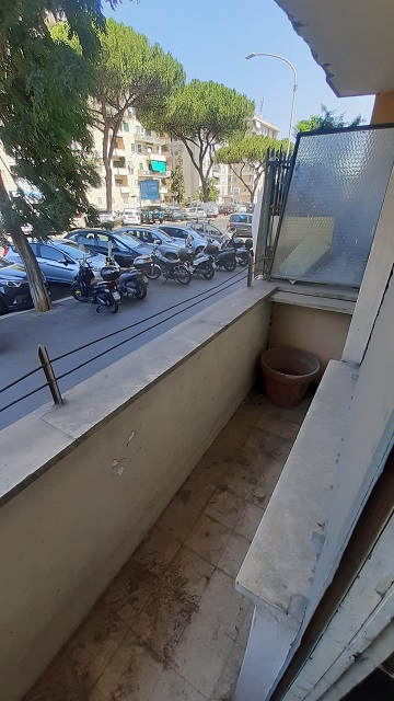 Appartamento int.1 di 4 vani con ascensore, balcone e cantina n.1 di 9 mq catastali, scala A, piano T. Dati catastali [N.C.E.U.]: cat.A/3, fg. 853, part. 50, sub. 515; cat.C/2, fg. 853, part. 50, sub. 516. Sup cat. 71+9. Piena proprietà lotto libero.