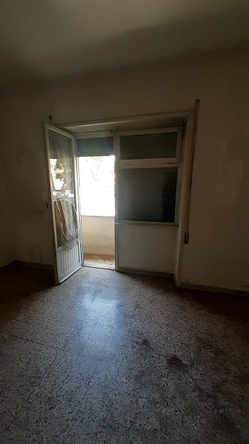 Appartamento int.1 di 4 vani con ascensore, balcone e cantina n.1 di 9 mq catastali, scala A, piano T. Dati catastali [N.C.E.U.]: cat.A/3, fg. 853, part. 50, sub. 515; cat.C/2, fg. 853, part. 50, sub. 516. Sup cat. 71+9. Piena proprietà lotto libero.