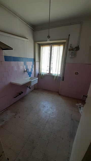 Appartamento int.1 di 4 vani con ascensore, balcone e cantina n.1 di 9 mq catastali, scala A, piano T. Dati catastali [N.C.E.U.]: cat.A/3, fg. 853, part. 50, sub. 515; cat.C/2, fg. 853, part. 50, sub. 516. Sup cat. 71+9. Piena proprietà lotto libero.