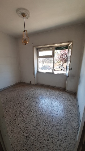 Appartamento int.1 di 4 vani con ascensore, balcone e cantina n.1 di 9 mq catastali, scala A, piano T. Dati catastali [N.C.E.U.]: cat.A/3, fg. 853, part. 50, sub. 515; cat.C/2, fg. 853, part. 50, sub. 516. Sup cat. 71+9. Piena proprietà lotto libero.