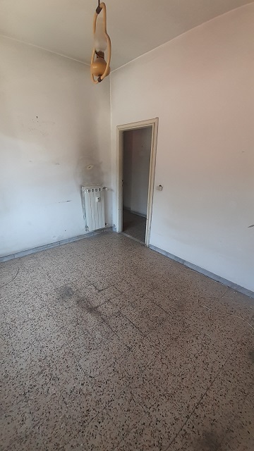 Appartamento int.1 di 4 vani con ascensore, balcone e cantina n.1 di 9 mq catastali, scala A, piano T. Dati catastali [N.C.E.U.]: cat.A/3, fg. 853, part. 50, sub. 515; cat.C/2, fg. 853, part. 50, sub. 516. Sup cat. 71+9. Piena proprietà lotto libero.