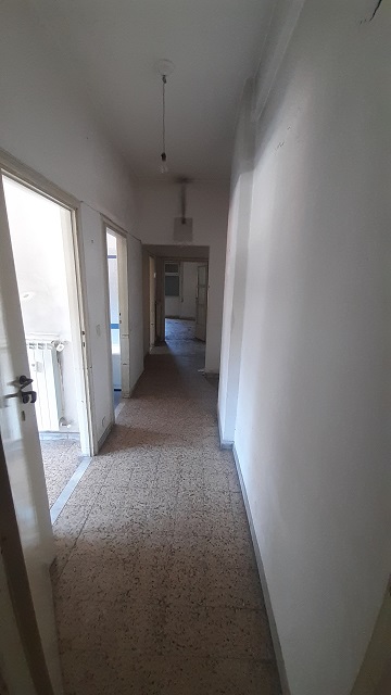 Appartamento int.1 di 4 vani con ascensore, balcone e cantina n.1 di 9 mq catastali, scala A, piano T. Dati catastali [N.C.E.U.]: cat.A/3, fg. 853, part. 50, sub. 515; cat.C/2, fg. 853, part. 50, sub. 516. Sup cat. 71+9. Piena proprietà lotto libero.