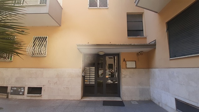 Appartamento int.1 di 4 vani con ascensore, balcone e cantina n.1 di 9 mq catastali, scala A, piano T. Dati catastali [N.C.E.U.]: cat.A/3, fg. 853, part. 50, sub. 515; cat.C/2, fg. 853, part. 50, sub. 516. Sup cat. 71+9. Piena proprietà lotto libero.