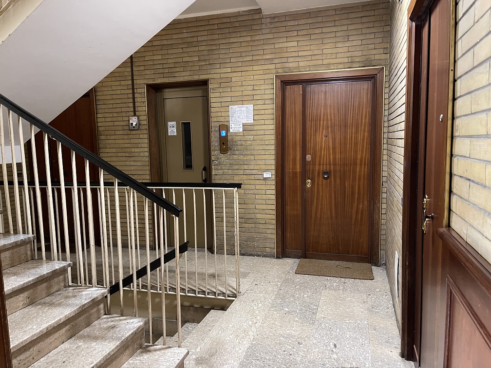 Appartamento int.30 di 5 vani con ascensore e balconi, scala B, piano 3. Dati catastali [N.C.E.U.]: cat.A/2, fg. 457, part. 1506, sub. 16. Sup cat. 94. Piena proprietà lotto libero.