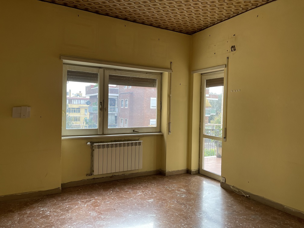 Appartamento int.30 di 5 vani con ascensore e balconi, scala B, piano 3. Dati catastali [N.C.E.U.]: cat.A/2, fg. 457, part. 1506, sub. 16. Sup cat. 94. Piena proprietà lotto libero.