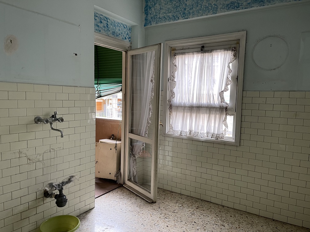 Appartamento int.30 di 5 vani con ascensore e balconi, scala B, piano 3. Dati catastali [N.C.E.U.]: cat.A/2, fg. 457, part. 1506, sub. 16. Sup cat. 94. Piena proprietà lotto libero.