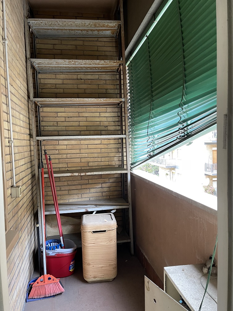 Appartamento int.30 di 5 vani con ascensore e balconi, scala B, piano 3. Dati catastali [N.C.E.U.]: cat.A/2, fg. 457, part. 1506, sub. 16. Sup cat. 94. Piena proprietà lotto libero.