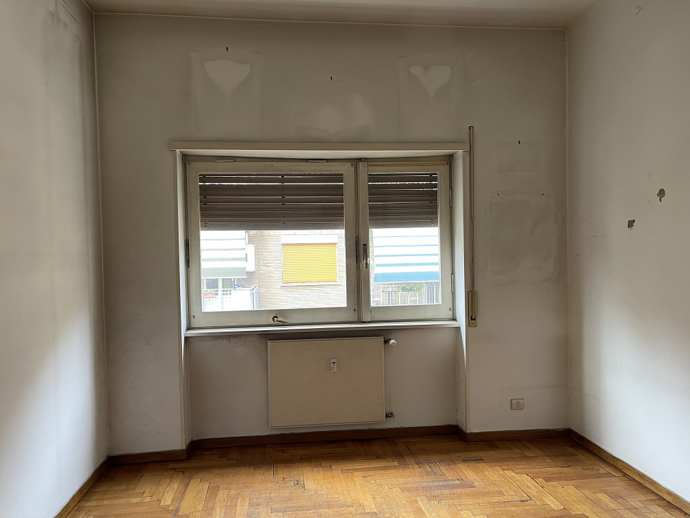 Appartamento int.30 di 5 vani con ascensore e balconi, scala B, piano 3. Dati catastali [N.C.E.U.]: cat.A/2, fg. 457, part. 1506, sub. 16. Sup cat. 94. Piena proprietà lotto libero.