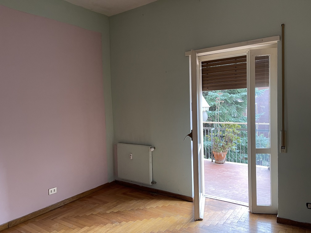 Appartamento int.30 di 5 vani con ascensore e balconi, scala B, piano 3. Dati catastali [N.C.E.U.]: cat.A/2, fg. 457, part. 1506, sub. 16. Sup cat. 94. Piena proprietà lotto libero.