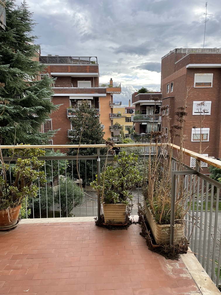 Appartamento int.30 di 5 vani con ascensore e balconi, scala B, piano 3. Dati catastali [N.C.E.U.]: cat.A/2, fg. 457, part. 1506, sub. 16. Sup cat. 94. Piena proprietà lotto libero.