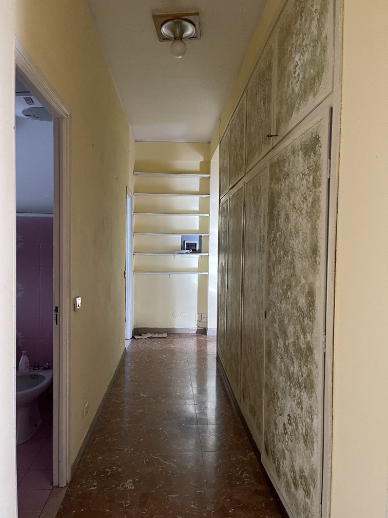 Appartamento int.30 di 5 vani con ascensore e balconi, scala B, piano 3. Dati catastali [N.C.E.U.]: cat.A/2, fg. 457, part. 1506, sub. 16. Sup cat. 94. Piena proprietà lotto libero.