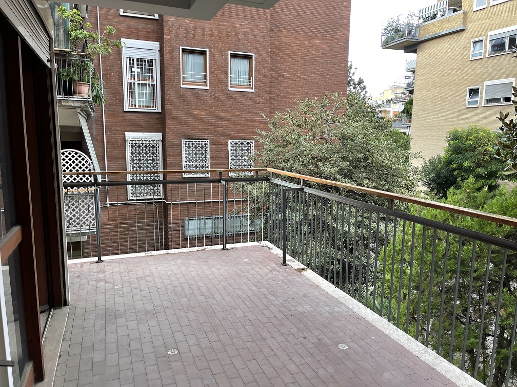 Appartamento int.16a di 6,5 vani con ascensore e balcone, scala D, piano 1. Dati catastali [N.C.E.U.]: cat.A/2, fg. 457, part. 2191, sub. 5. Sup cat. 117. Piena proprietà lotto libero.