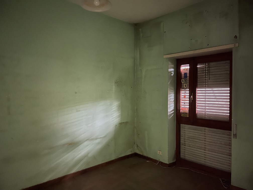 Appartamento int.16a di 6,5 vani con ascensore e balcone, scala D, piano 1. Dati catastali [N.C.E.U.]: cat.A/2, fg. 457, part. 2191, sub. 5. Sup cat. 117. Piena proprietà lotto libero.