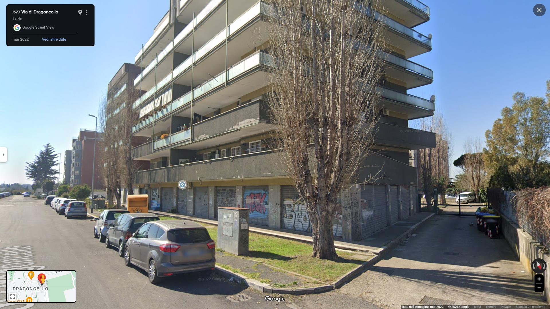 Negozio al piano terra composto da tre locali, uno accessorio ed un bagno e quattro porte di ingresso. Identificativi Catastali [N.C.E.U.] Unità Commerciale cat. C/1 foglio 1104 part. 2436 sub 65. Sup. mq catastali 81. Lotto Libero, Piena Proprietà.
