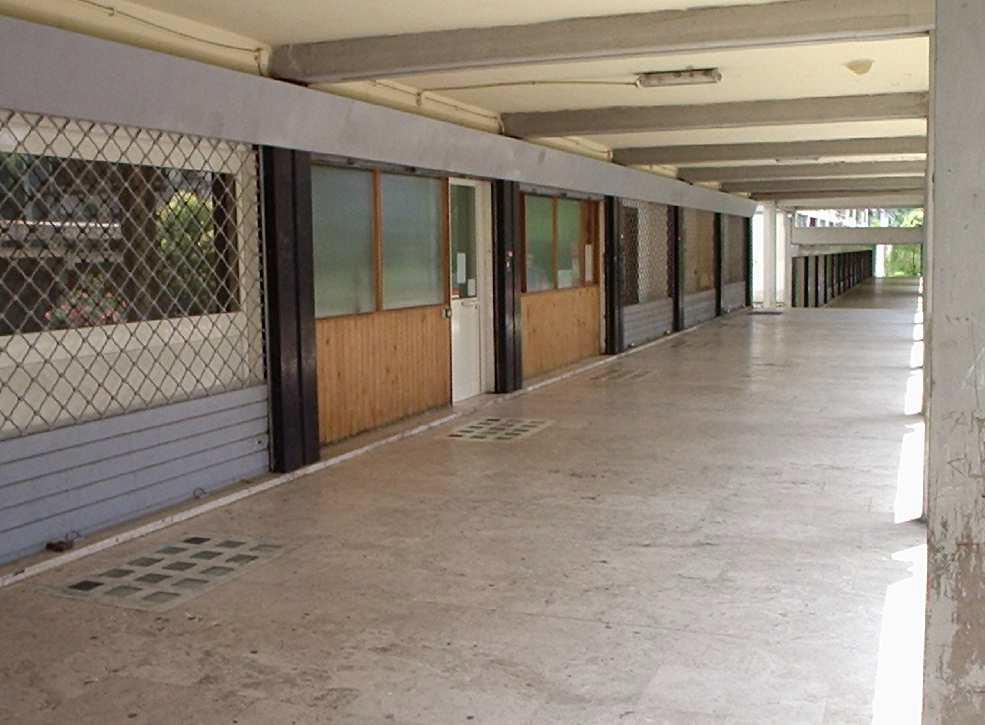 Locale commerciale con ingresso dalla Via Gabrio Casati, 75 e dalla Via Ettore Sacchi, 7 - ED. B3, composto al piano terra da due ambienti e al piano seminterrato da un unico ambiente e servizi. Identificativi Catastali [N.C.E.U.] Unità Commerciale cat. C/1 foglio 262 part. 38 sub 2. Sup. mq catastali 70. Lotto Libero, Piena Proprietà.