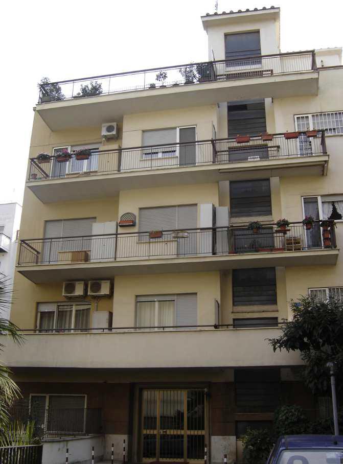Appartamento posto catastalmente al piano terra della scala C composta da ingresso, ripostiglio, bagno, cucina, 2 camere e area scoperta. Identificativi Catastali [N.C.E.U.] Unità Residenziale cat. A/2 foglio 379 part. 355 sub 500. Sup. mq catastali 92. Lotto Libero, Piena Proprietà.