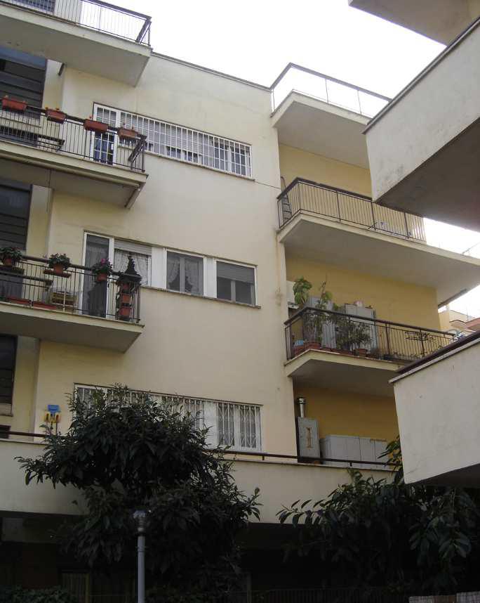 Appartamento posto catastalmente al piano terra della scala C composta da ingresso, ripostiglio, bagno, cucina, 2 camere e area scoperta. Identificativi Catastali [N.C.E.U.] Unità Residenziale cat. A/2 foglio 379 part. 355 sub 500. Sup. mq catastali 92. Lotto Libero, Piena Proprietà.