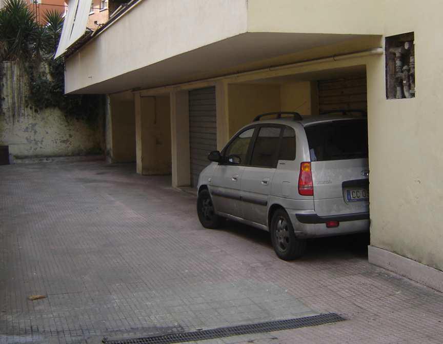 Appartamento posto catastalmente al piano terra della scala C composta da ingresso, ripostiglio, bagno, cucina, 2 camere e area scoperta. Identificativi Catastali [N.C.E.U.] Unità Residenziale cat. A/2 foglio 379 part. 355 sub 500. Sup. mq catastali 92. Lotto Libero, Piena Proprietà.
