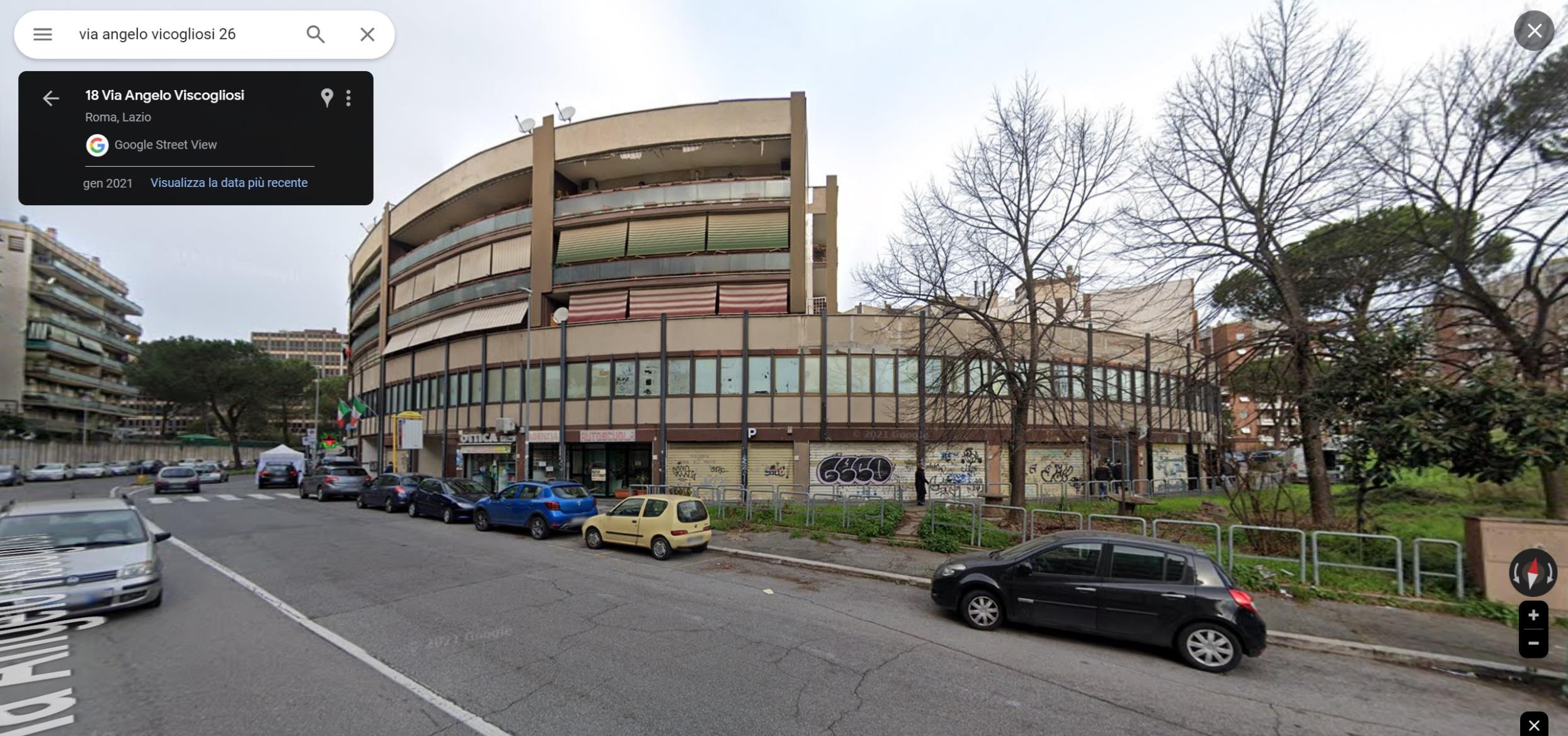 Unità immobiliare posta catastalmente al piano terra, composta da un ambiente con accesso da strada e due locali uso bagno - ripostiglio. Identificativi Catastali [N.C.E.U.] Unità Commerciale cat. C/1 foglio 648 part. 330 sub 6. Sup. mq catastali 107. Lotto Libero, Piena Proprietà.
