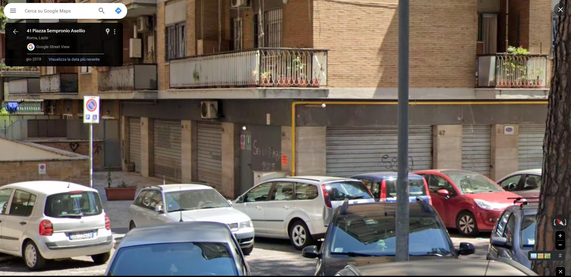 Locale costituito da diversi ambienti separati e due bagni con cinque vetrine su strada al Piano Terra. Identificativi Catastali [N.C.E.U.] Unità Commerciale cat. C/1 foglio 956 part. 410 sub 503. Sup. mq catastali 161. Lotto Libero, Piena Proprietà.