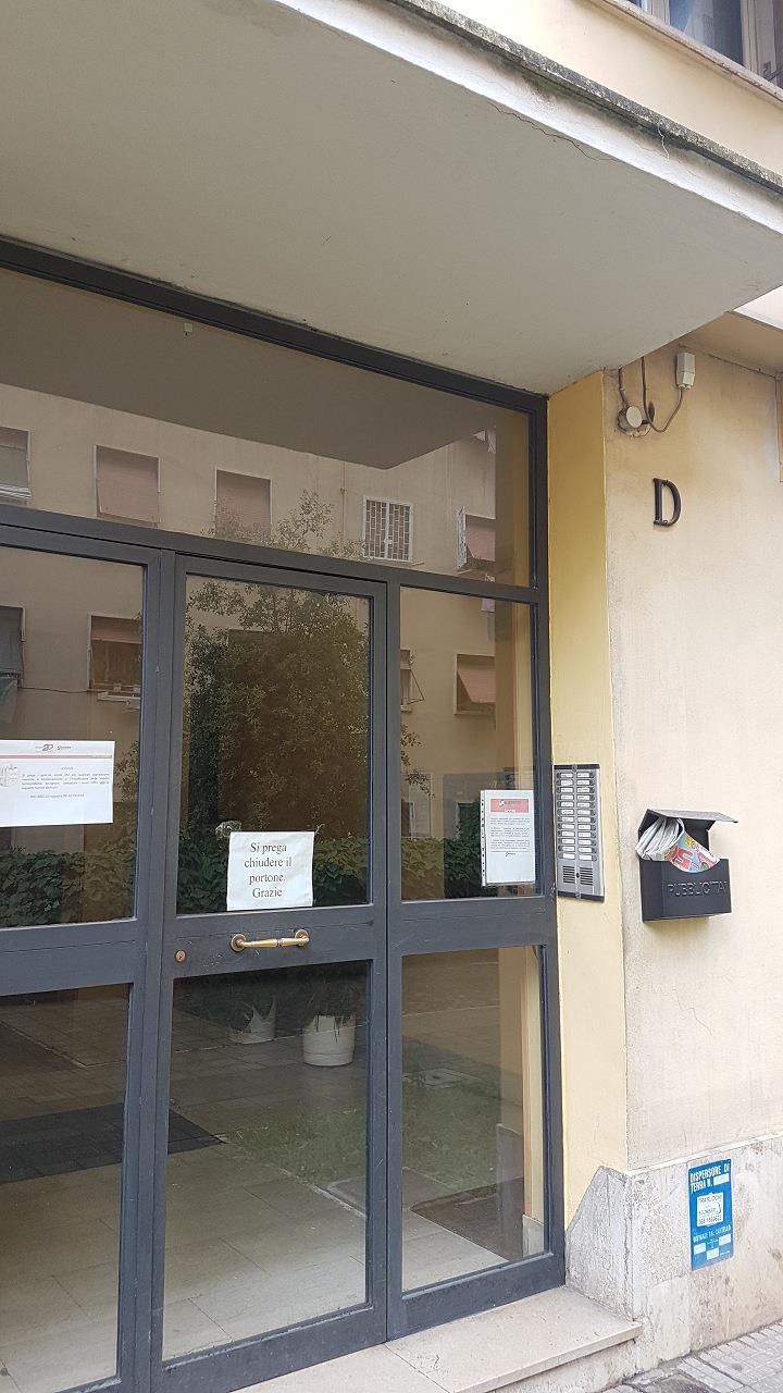 Appartamento composto da due vani, cucina abitabile, ripostiglio, bagno e corridoio. Identificativi Catastali [N.C.E.U.] Unità Residenziale cat. A/3 foglio 956 part. 302 sub 17. Sup. mq 67. Lotto Libero, Piena Proprietà.