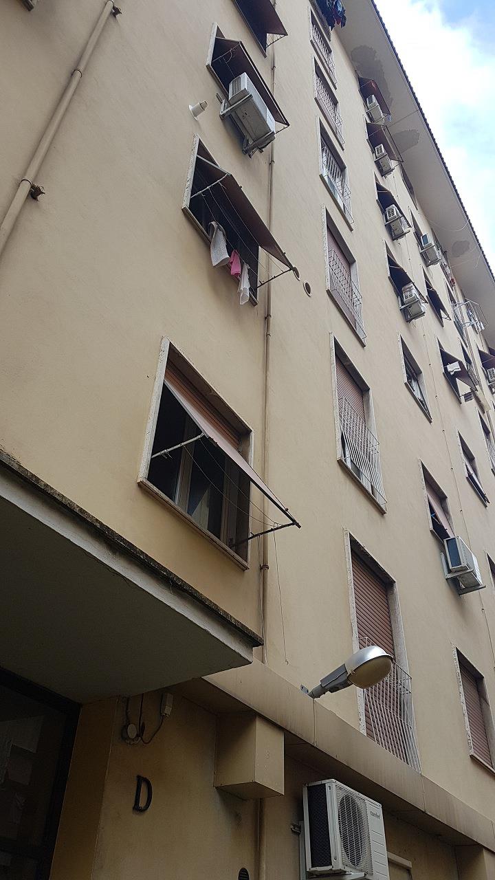 Appartamento composto da due vani, cucina abitabile, ripostiglio, bagno e corridoio. Identificativi Catastali [N.C.E.U.] Unità Residenziale cat. A/3 foglio 956 part. 302 sub 17. Sup. mq 67. Lotto Libero, Piena Proprietà.