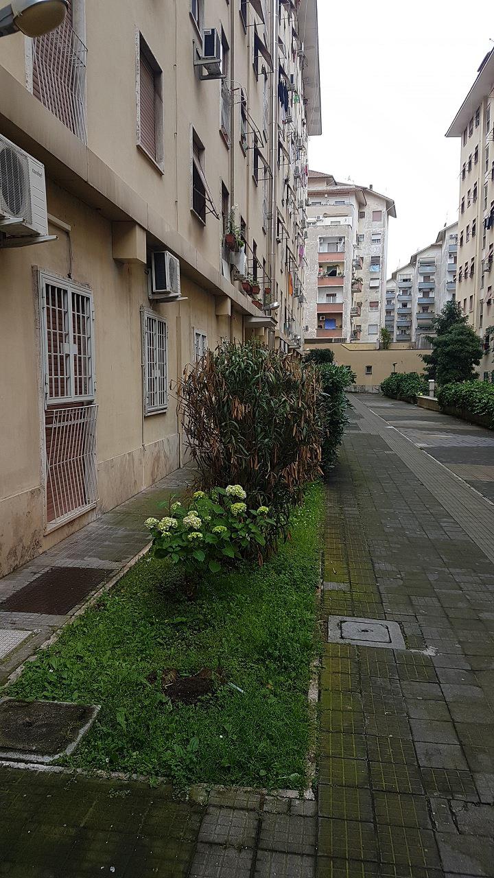 Appartamento composto da due vani, cucina abitabile, ripostiglio, bagno e corridoio. Identificativi Catastali [N.C.E.U.] Unità Residenziale cat. A/3 foglio 956 part. 302 sub 17. Sup. mq 67. Lotto Libero, Piena Proprietà.