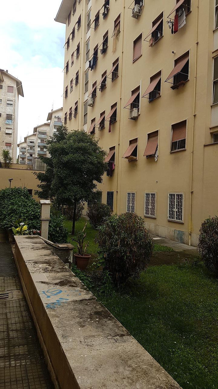 Appartamento composto da due vani, cucina abitabile, ripostiglio, bagno e corridoio. Identificativi Catastali [N.C.E.U.] Unità Residenziale cat. A/3 foglio 956 part. 302 sub 17. Sup. mq 67. Lotto Libero, Piena Proprietà.