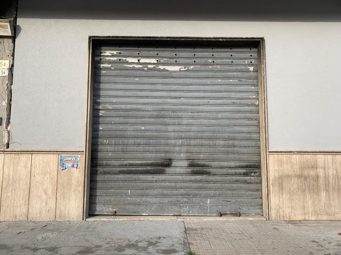 Negozio con accesso da piazzale antistante fabbricato.