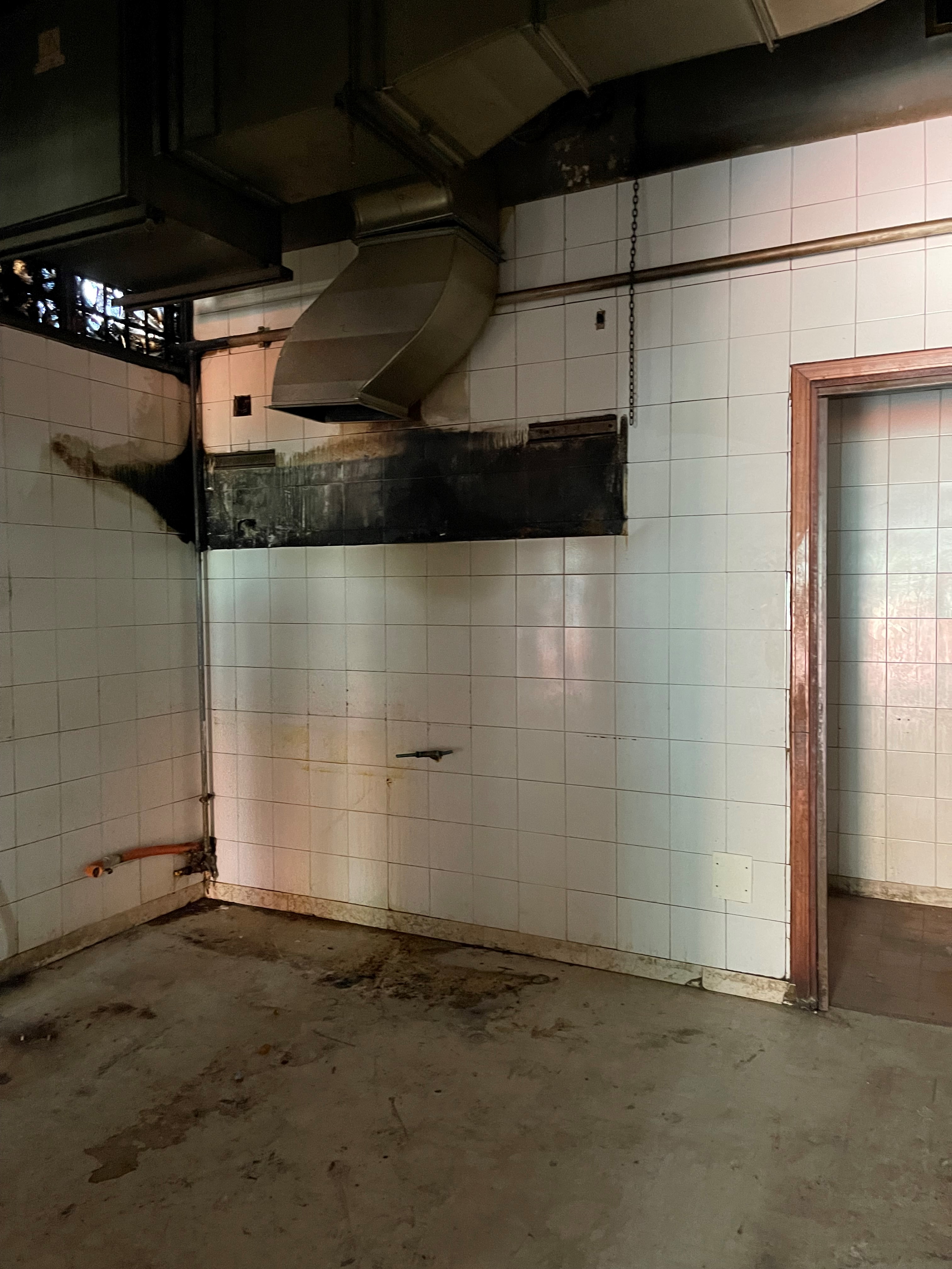 Negozio con accesso da piazzale antistante fabbricato.