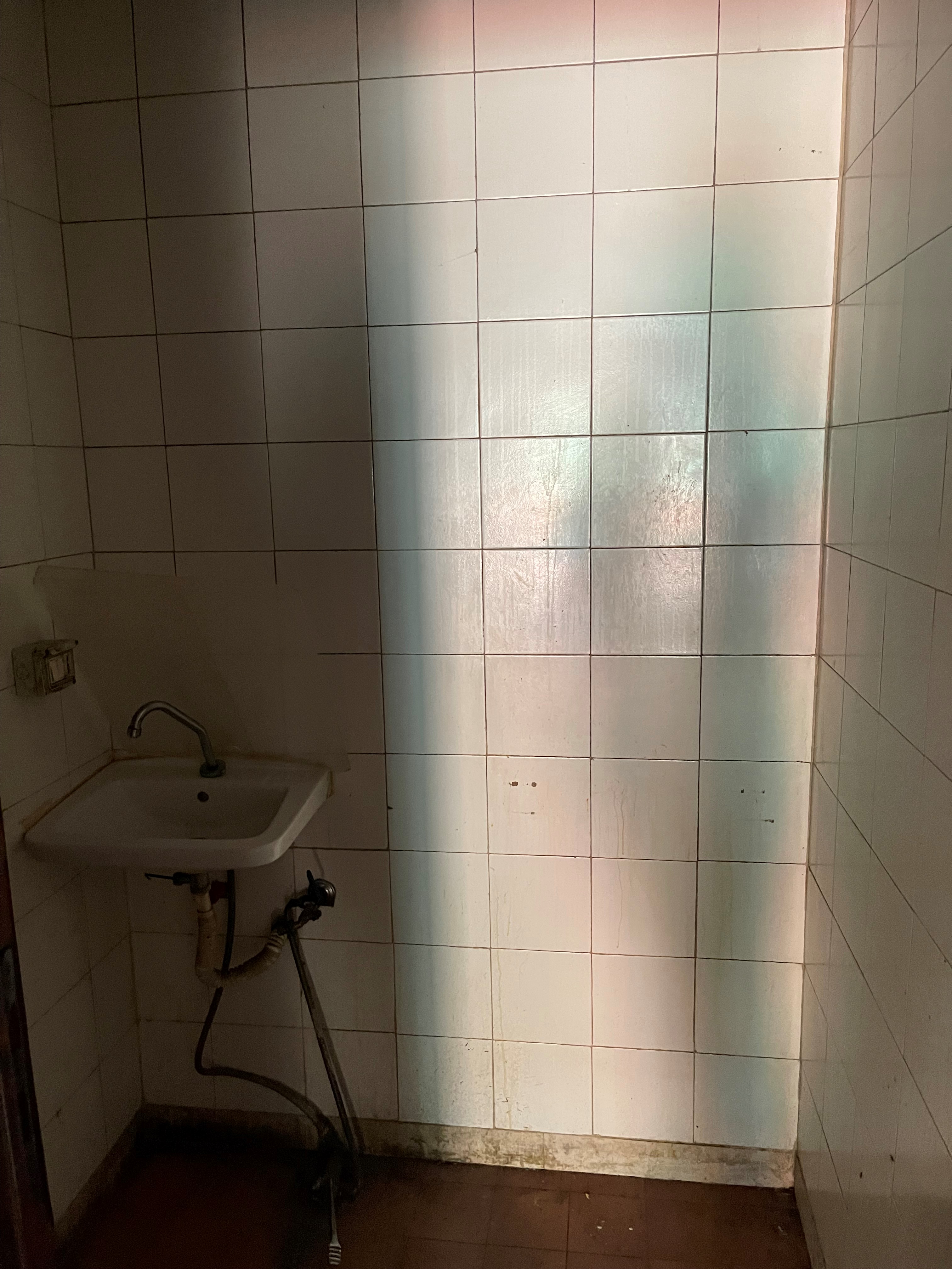 Negozio con accesso da piazzale antistante fabbricato.