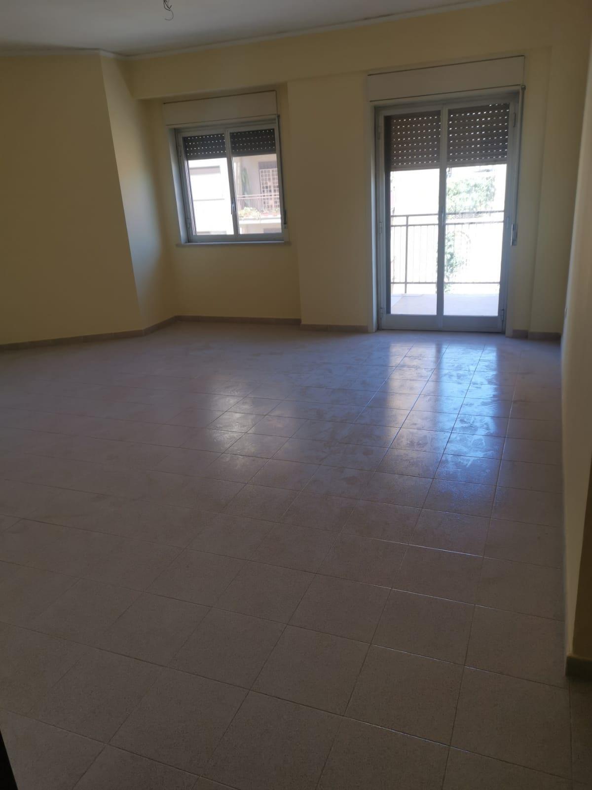 Immobile in plesso edilizio condomiale a nove piani fuori adibiti a civile abitazione e di un piano entro-terra destinato a magazzino. Abitabile ed agibile, giusta certificazione della Ripartizione Igiene e Sanità del Comune di Palermo prot. n. 9126 del 25.07.1980. E' composto da saletta d’ingresso corridoio, da ampio salone pari a due vani, cucina, doppio servizio wc e tre vani letto. L’immobile ricade in zona di mediocre rilevanza commerciale caratterizzata da tipologie edilizie di media consistenza compresa tra gli assi viari Regione Siciliana, Titina De Filippo, via Crocifisso a Pietratagliata e Corso Calatafimi, ben serviti dai servizi pubblici. Id. Cat. foglio n. 58, p.lla n. 1574, sub. n. 7, vani 6,5 con superficie catastale di mq. 117 escluso aree scoperte. Sup. mq 120,34