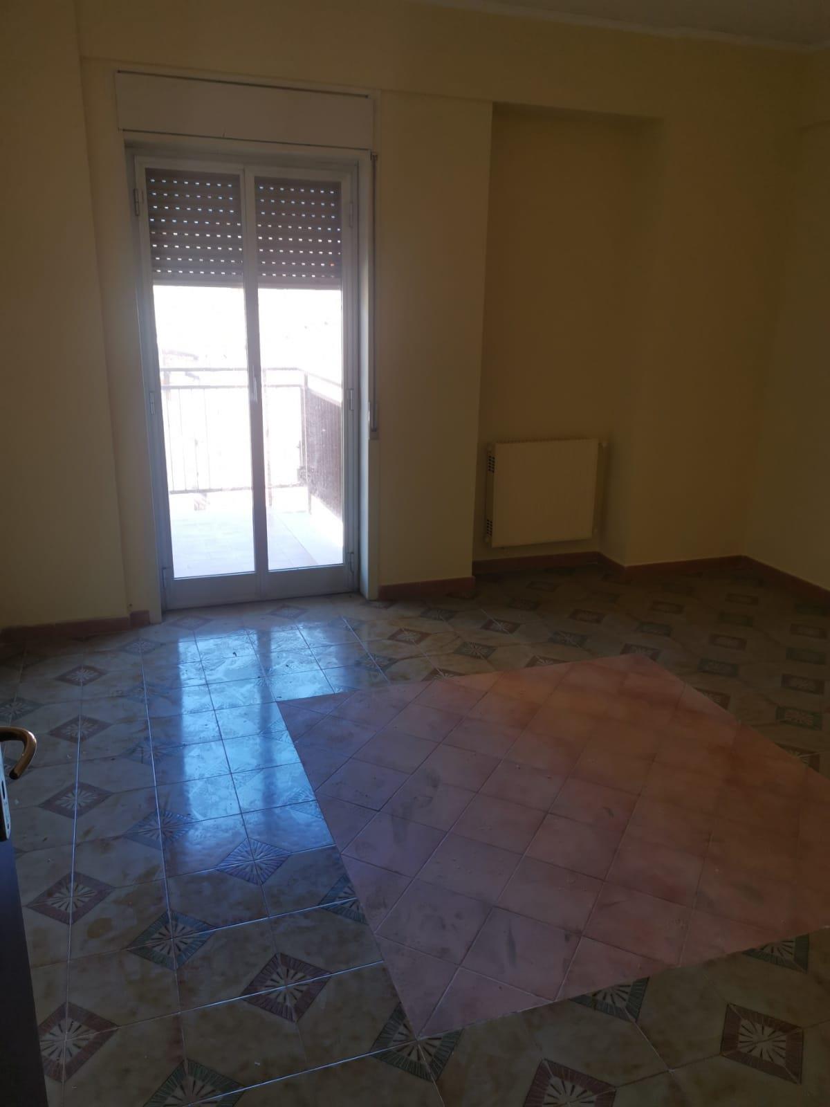 Immobile in plesso edilizio condomiale a nove piani fuori adibiti a civile abitazione e di un piano entro-terra destinato a magazzino. Abitabile ed agibile, giusta certificazione della Ripartizione Igiene e Sanità del Comune di Palermo prot. n. 9126 del 25.07.1980. E' composto da saletta d’ingresso corridoio, da ampio salone pari a due vani, cucina, doppio servizio wc e tre vani letto. L’immobile ricade in zona di mediocre rilevanza commerciale caratterizzata da tipologie edilizie di media consistenza compresa tra gli assi viari Regione Siciliana, Titina De Filippo, via Crocifisso a Pietratagliata e Corso Calatafimi, ben serviti dai servizi pubblici. Id. Cat. foglio n. 58, p.lla n. 1574, sub. n. 7, vani 6,5 con superficie catastale di mq. 117 escluso aree scoperte. Sup. mq 120,34
