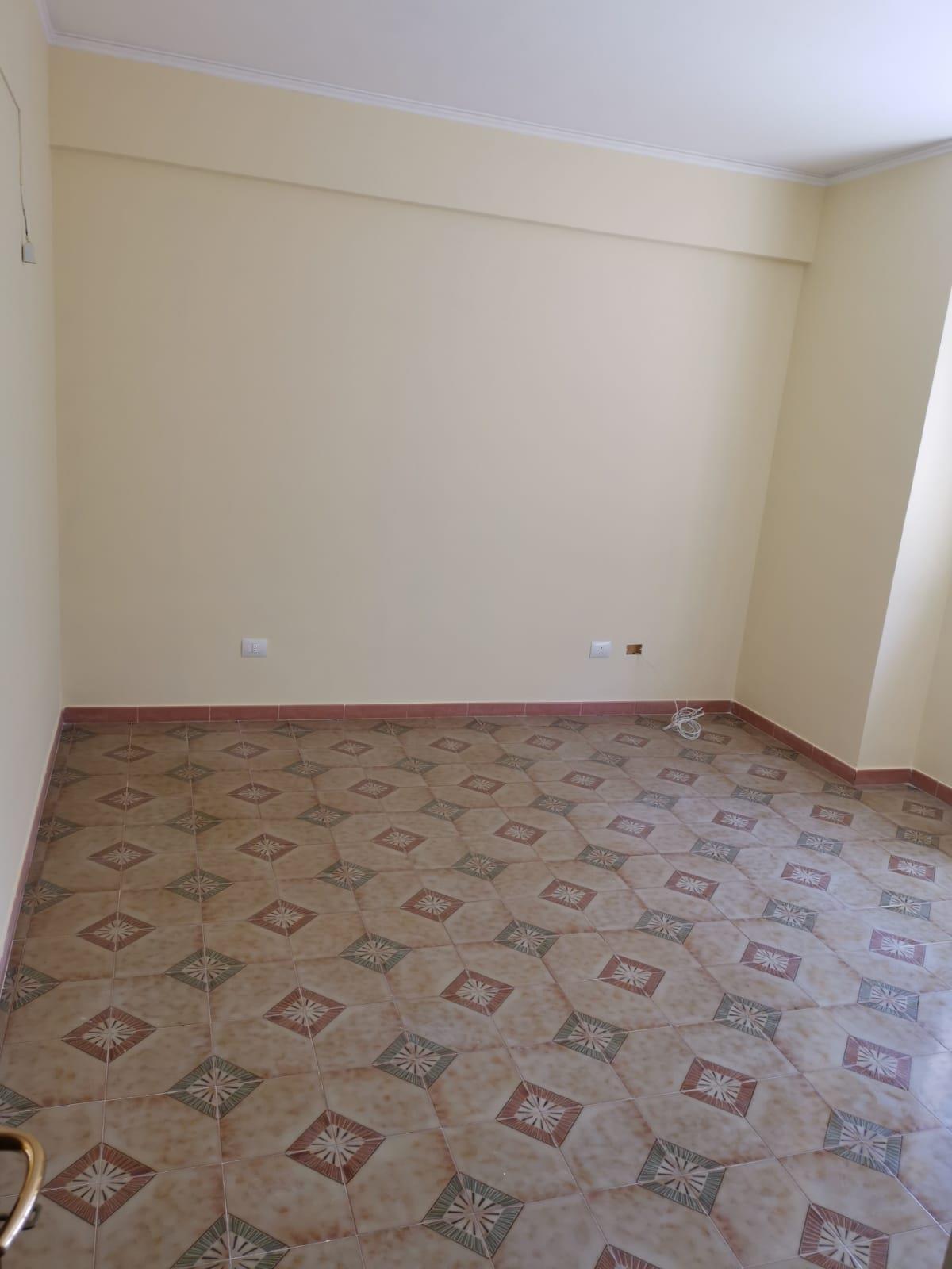 Immobile in plesso edilizio condomiale a nove piani fuori adibiti a civile abitazione e di un piano entro-terra destinato a magazzino. Abitabile ed agibile, giusta certificazione della Ripartizione Igiene e Sanità del Comune di Palermo prot. n. 9126 del 25.07.1980. E' composto da saletta d’ingresso corridoio, da ampio salone pari a due vani, cucina, doppio servizio wc e tre vani letto. L’immobile ricade in zona di mediocre rilevanza commerciale caratterizzata da tipologie edilizie di media consistenza compresa tra gli assi viari Regione Siciliana, Titina De Filippo, via Crocifisso a Pietratagliata e Corso Calatafimi, ben serviti dai servizi pubblici. Id. Cat. foglio n. 58, p.lla n. 1574, sub. n. 7, vani 6,5 con superficie catastale di mq. 117 escluso aree scoperte. Sup. mq 120,34
