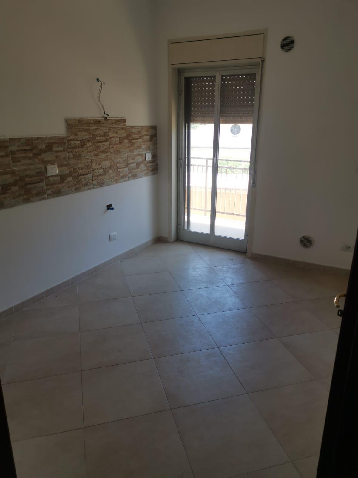 Immobile in plesso edilizio condomiale a nove piani fuori adibiti a civile abitazione e di un piano entro-terra destinato a magazzino. Abitabile ed agibile, giusta certificazione della Ripartizione Igiene e Sanità del Comune di Palermo prot. n. 9126 del 25.07.1980. E' composto da saletta d’ingresso corridoio, da ampio salone pari a due vani, cucina, doppio servizio wc e tre vani letto. L’immobile ricade in zona di mediocre rilevanza commerciale caratterizzata da tipologie edilizie di media consistenza compresa tra gli assi viari Regione Siciliana, Titina De Filippo, via Crocifisso a Pietratagliata e Corso Calatafimi, ben serviti dai servizi pubblici. Id. Cat. foglio n. 58, p.lla n. 1574, sub. n. 7, vani 6,5 con superficie catastale di mq. 117 escluso aree scoperte. Sup. mq 120,34