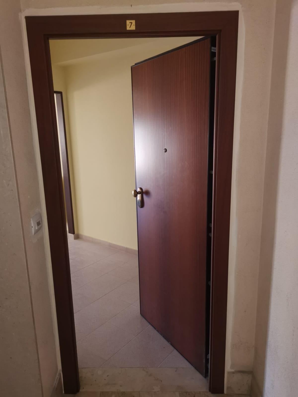 Immobile in plesso edilizio condomiale a nove piani fuori adibiti a civile abitazione e di un piano entro-terra destinato a magazzino. Abitabile ed agibile, giusta certificazione della Ripartizione Igiene e Sanità del Comune di Palermo prot. n. 9126 del 25.07.1980. E' composto da saletta d’ingresso corridoio, da ampio salone pari a due vani, cucina, doppio servizio wc e tre vani letto. L’immobile ricade in zona di mediocre rilevanza commerciale caratterizzata da tipologie edilizie di media consistenza compresa tra gli assi viari Regione Siciliana, Titina De Filippo, via Crocifisso a Pietratagliata e Corso Calatafimi, ben serviti dai servizi pubblici. Id. Cat. foglio n. 58, p.lla n. 1574, sub. n. 7, vani 6,5 con superficie catastale di mq. 117 escluso aree scoperte. Sup. mq 120,34