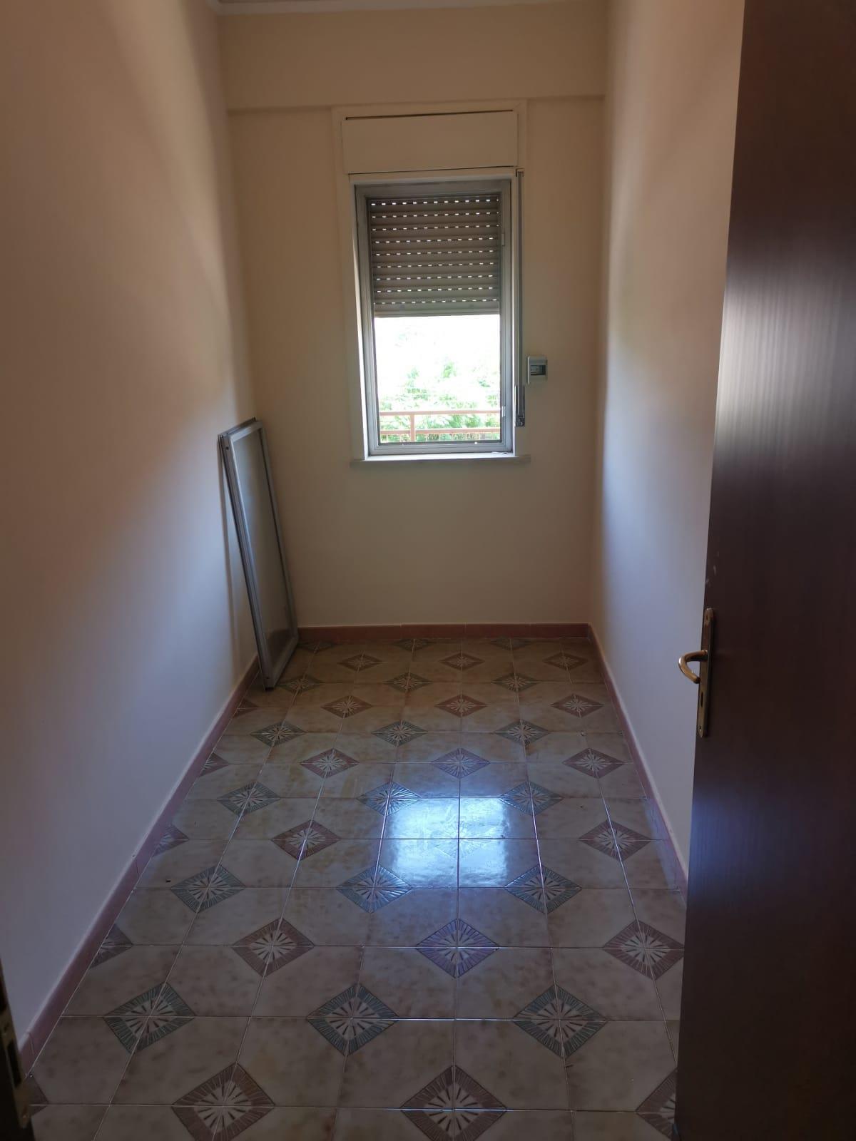 Immobile in plesso edilizio condomiale a nove piani fuori adibiti a civile abitazione e di un piano entro-terra destinato a magazzino. Abitabile ed agibile, giusta certificazione della Ripartizione Igiene e Sanità del Comune di Palermo prot. n. 9126 del 25.07.1980. E' composto da saletta d’ingresso corridoio, da ampio salone pari a due vani, cucina, doppio servizio wc e tre vani letto. L’immobile ricade in zona di mediocre rilevanza commerciale caratterizzata da tipologie edilizie di media consistenza compresa tra gli assi viari Regione Siciliana, Titina De Filippo, via Crocifisso a Pietratagliata e Corso Calatafimi, ben serviti dai servizi pubblici. Id. Cat. foglio n. 58, p.lla n. 1574, sub. n. 7, vani 6,5 con superficie catastale di mq. 117 escluso aree scoperte. Sup. mq 120,34