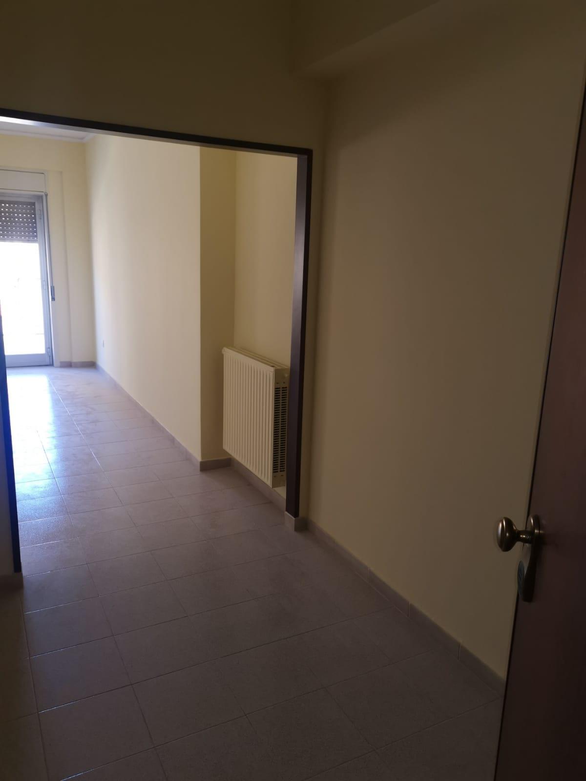 Immobile in plesso edilizio condomiale a nove piani fuori adibiti a civile abitazione e di un piano entro-terra destinato a magazzino. Abitabile ed agibile, giusta certificazione della Ripartizione Igiene e Sanità del Comune di Palermo prot. n. 9126 del 25.07.1980. E' composto da saletta d’ingresso corridoio, da ampio salone pari a due vani, cucina, doppio servizio wc e tre vani letto. L’immobile ricade in zona di mediocre rilevanza commerciale caratterizzata da tipologie edilizie di media consistenza compresa tra gli assi viari Regione Siciliana, Titina De Filippo, via Crocifisso a Pietratagliata e Corso Calatafimi, ben serviti dai servizi pubblici. Id. Cat. foglio n. 58, p.lla n. 1574, sub. n. 7, vani 6,5 con superficie catastale di mq. 117 escluso aree scoperte. Sup. mq 120,34