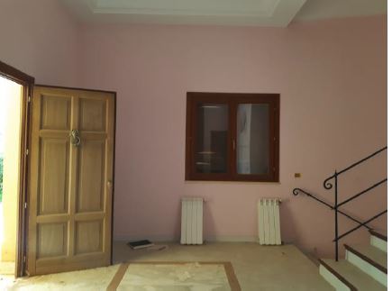 Villa bifamiliare di una elevazione fuori terra. Sup. mq (arr.) 433. Immobile libero. Piena proprietà.