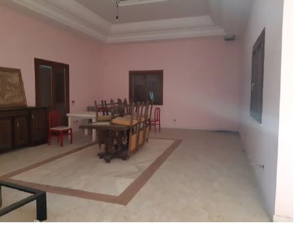 Villa bifamiliare di una elevazione fuori terra. Sup. mq (arr.) 433. Immobile libero. Piena proprietà.