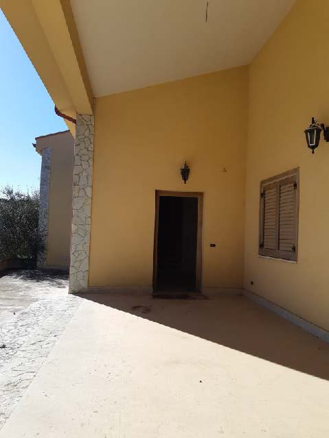 Villa bifamiliare di una elevazione fuori terra. Sup. mq (arr.) 433. Immobile libero. Piena proprietà.