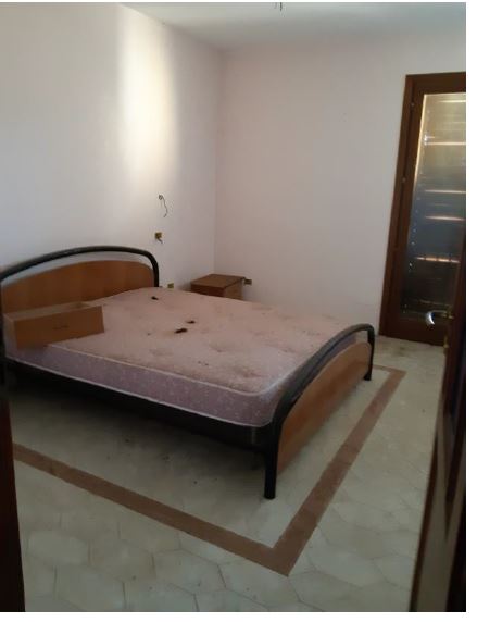 Villa bifamiliare di una elevazione fuori terra. Sup. mq (arr.) 433. Immobile libero. Piena proprietà.