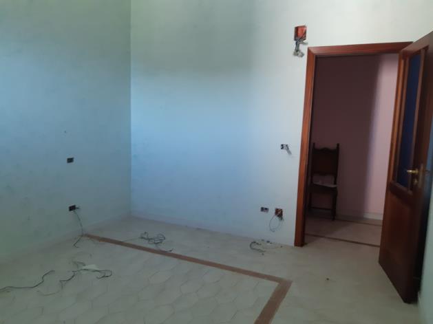 Villa bifamiliare di una elevazione fuori terra. Sup. mq (arr.) 433. Immobile libero. Piena proprietà.