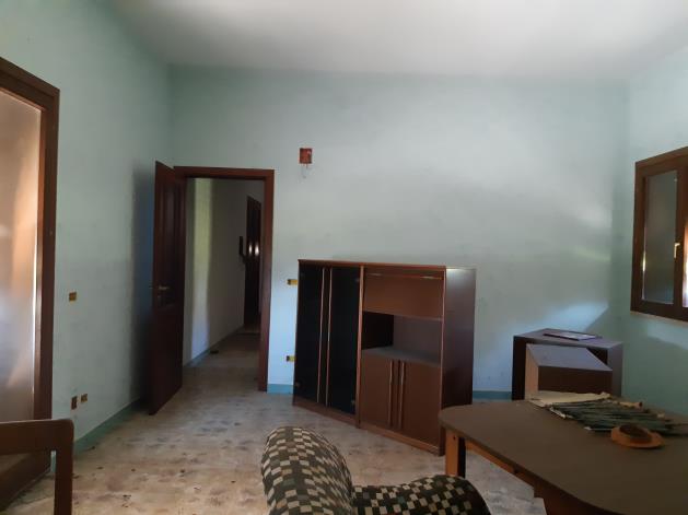Villa bifamiliare di una elevazione fuori terra. Sup. mq (arr.) 433. Immobile libero. Piena proprietà.
