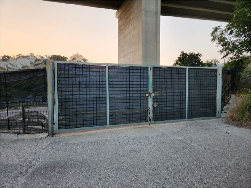 Terreno su cui insisteva impianto di betonaggio e su cui insistono dei manufatti abusivi insuscettibili di sanatoria, il prezzo a base d'asta è al netto dei costi di demolizione e smaltimento (stimati dal tecnico in € 30.000,00). L'aggiudicatario dovrà farsi carico delle seguenti attività per ciascun manufatto: demolizione / smontaggio dei manufatti; trasporto e conferimento in discarica autorizzata. Sup. mq (arr.) 8393. Immobile libero. Piena proprietà.