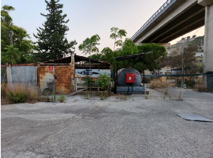 Terreno su cui insisteva impianto di betonaggio e su cui insistono dei manufatti abusivi insuscettibili di sanatoria, il prezzo a base d'asta è al netto dei costi di demolizione e smaltimento (stimati dal tecnico in € 30.000,00). L'aggiudicatario dovrà farsi carico delle seguenti attività per ciascun manufatto: demolizione / smontaggio dei manufatti; trasporto e conferimento in discarica autorizzata. Sup. mq (arr.) 8393. Immobile libero. Piena proprietà.